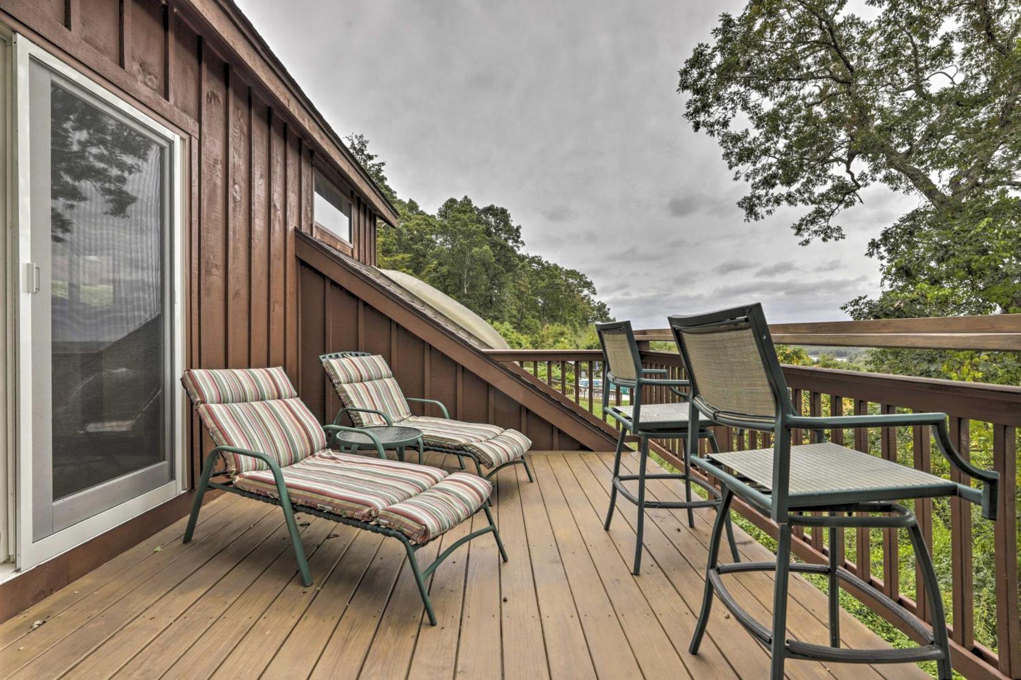 Private Guest House With Deck And Spectacular Views! Uncasville Bagian luar foto