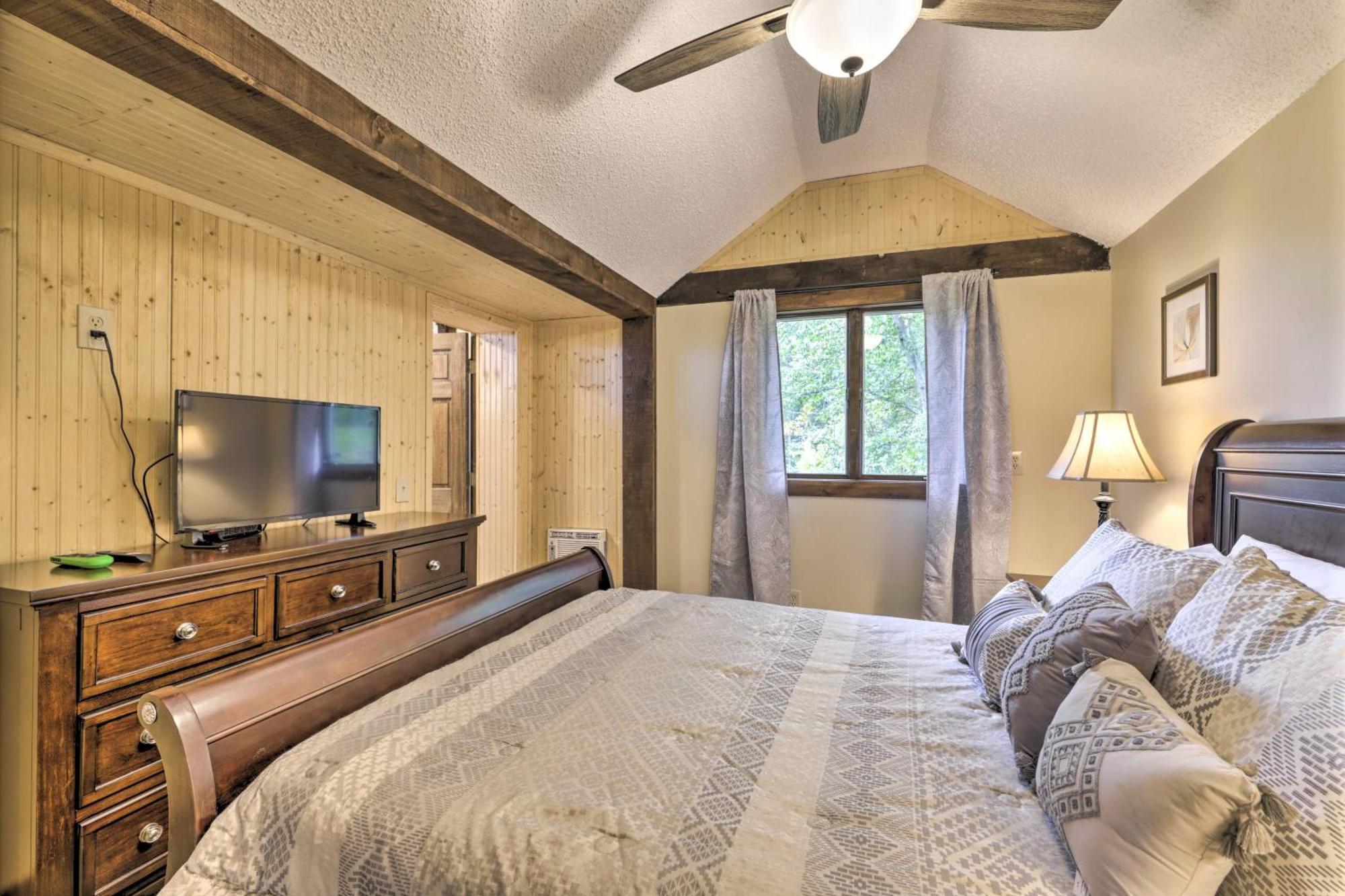 Private Guest House With Deck And Spectacular Views! Uncasville Bagian luar foto
