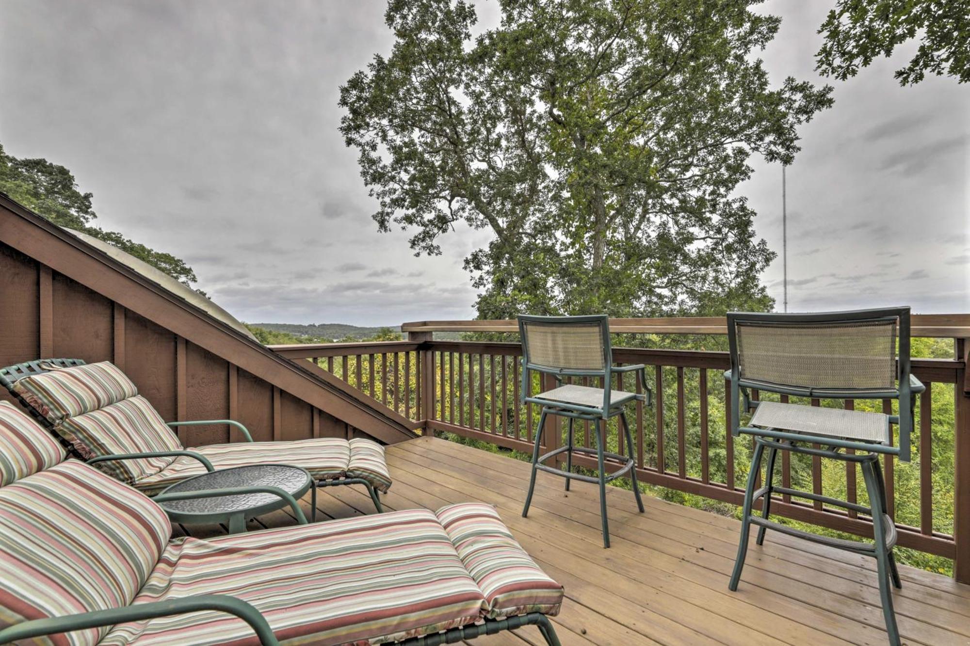 Private Guest House With Deck And Spectacular Views! Uncasville Bagian luar foto
