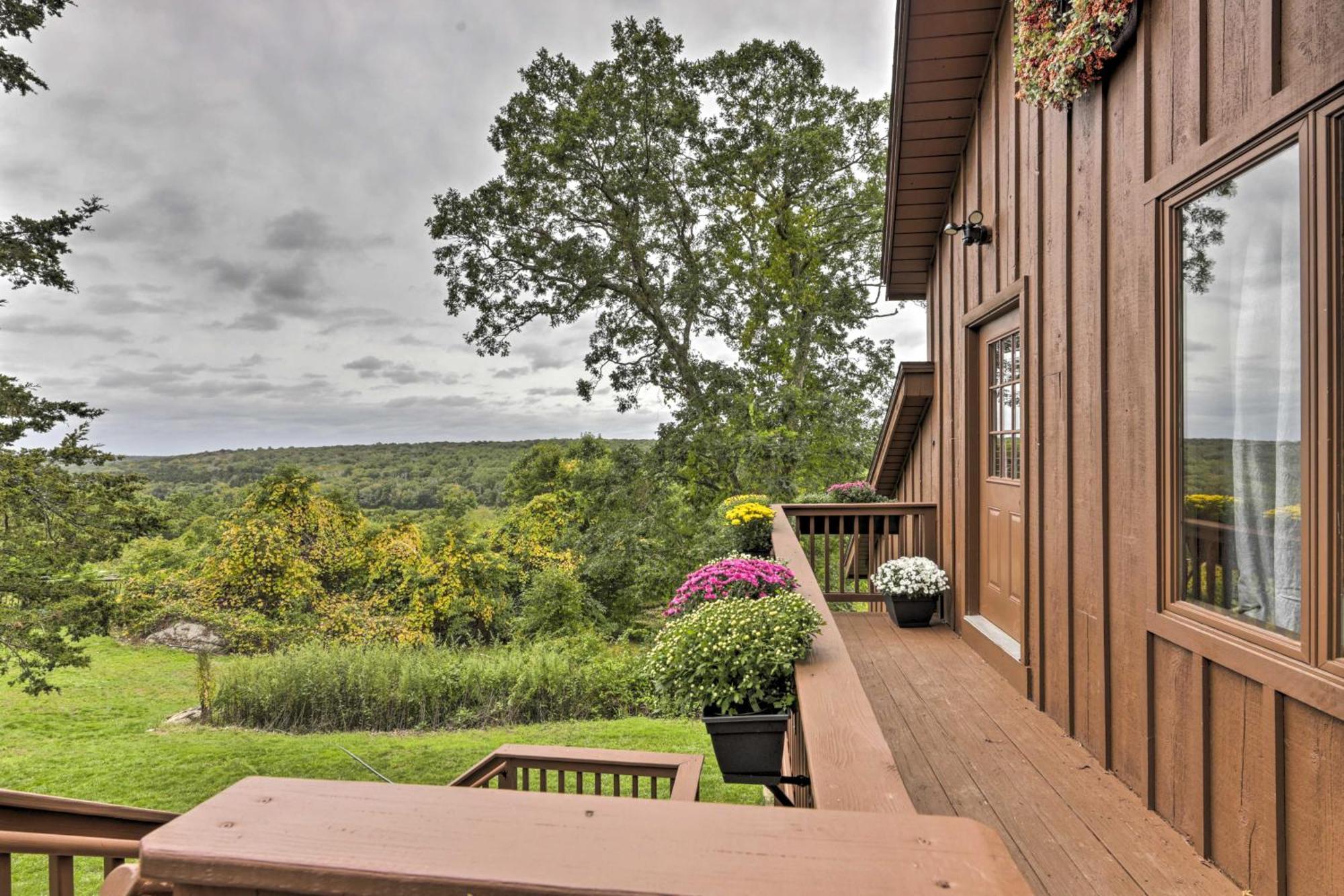 Private Guest House With Deck And Spectacular Views! Uncasville Bagian luar foto