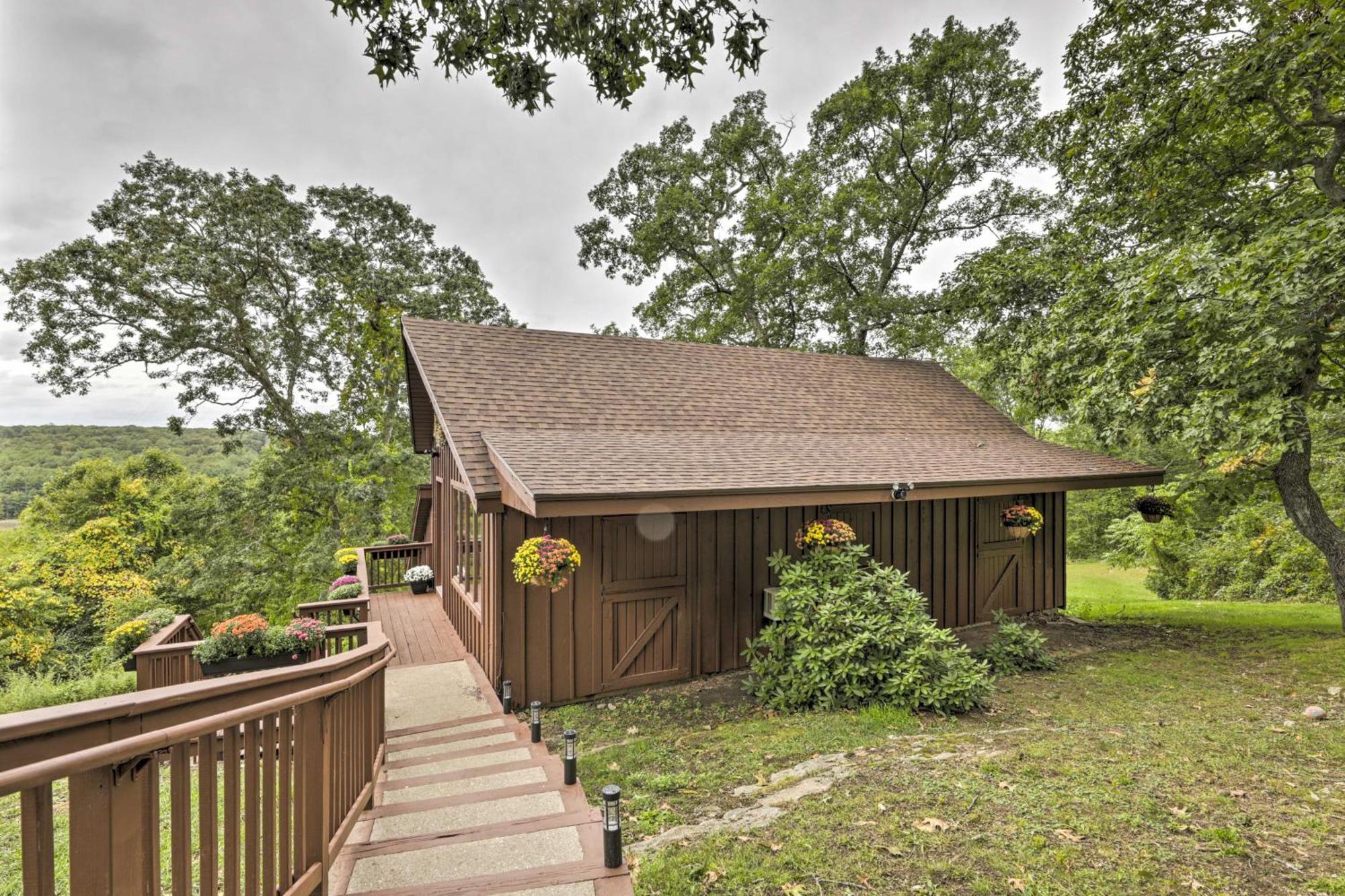 Private Guest House With Deck And Spectacular Views! Uncasville Bagian luar foto